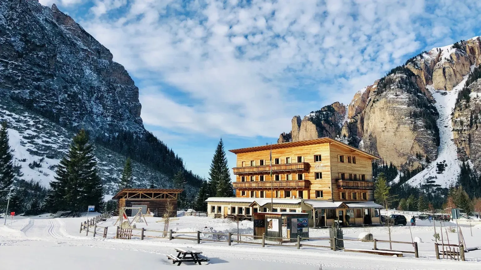 Rifugio Pederü Rifugio con montagne