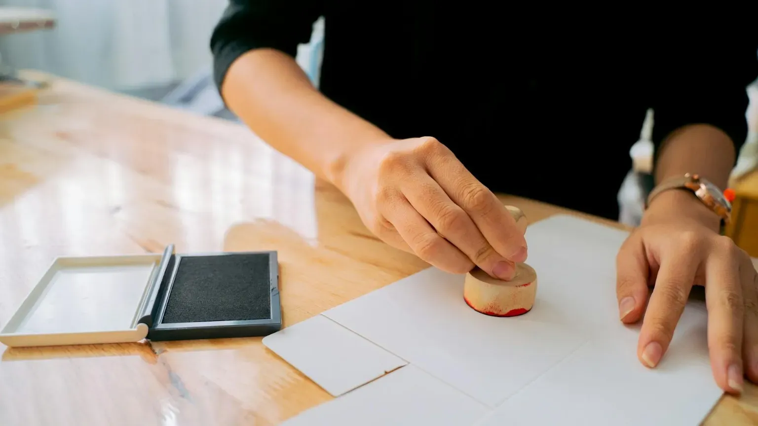 Kostenloses Stock Foto zu briefmarke, hände, papier
